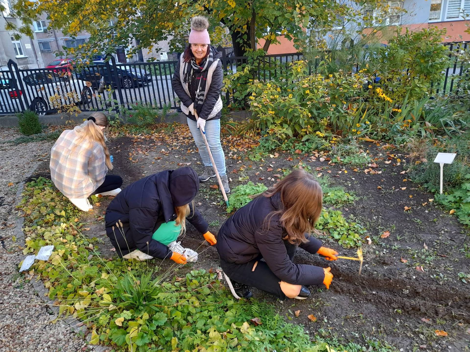 Dzieci układające rośliny na materiale podczas warsztatów ekologicznych