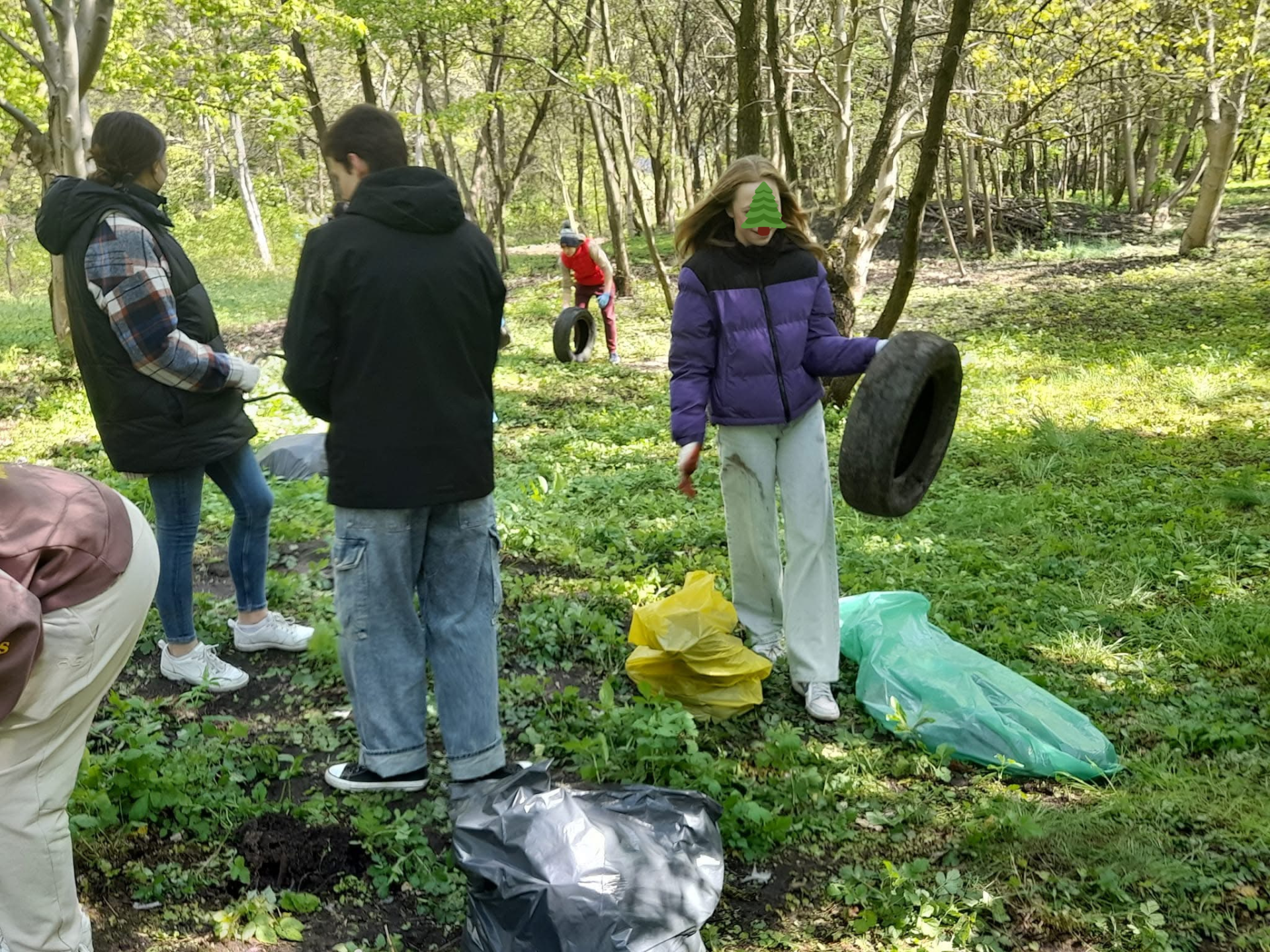 Dziecko patrzące przez lornetkę na pustyni błędowskiej