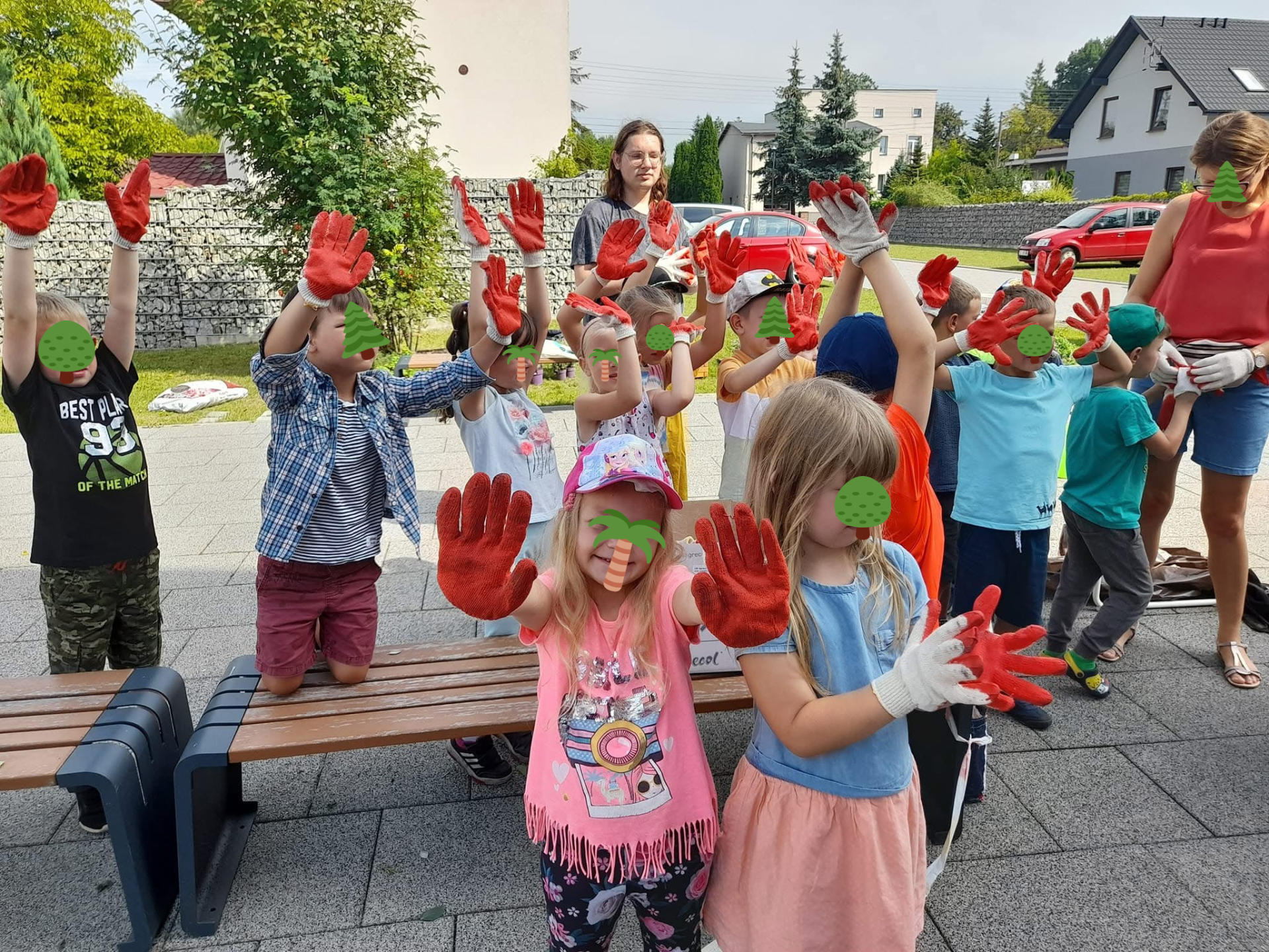 Dziecko oglądające przez mikroskop